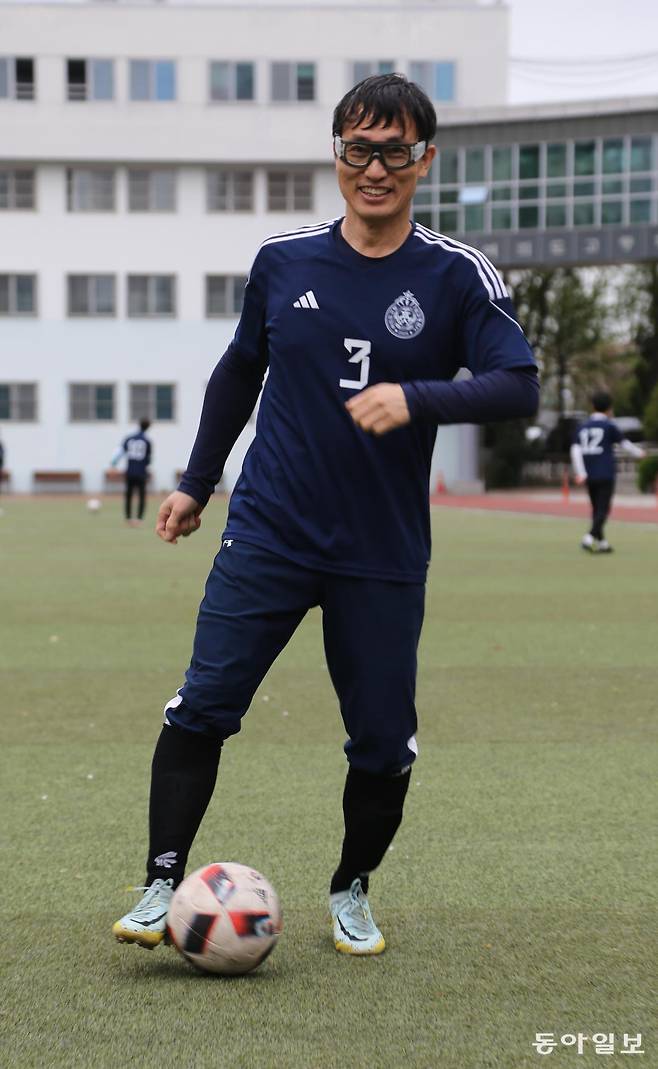 조영훈 뉴고려병원 정형외과 외상센터 과장이 모교인 서울 여의도고교 운동장에서 밝은 표정으로 공을 드리블하고 있다. 어릴 때부터 취미로 공을 찬 그는 매주 2~3회 축구를 즐기며 FC 메디칼스 멤버로 세계의사축구대회에도 출전하고 있다. 양종구 기자 yjongk@donga.com