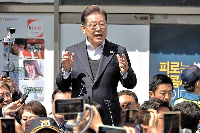 민심을 청취하는 ‘경청 투어’에 나선 이재명 더불어민주당 대선후보가 10일 경남 창녕군 창녕시장 인근에서 즉흥 연설을 하고 있다. 2025.05.10. 창녕=뉴시스