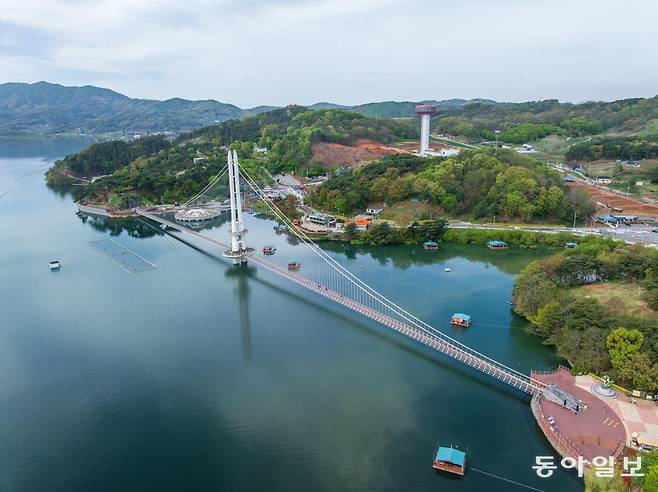국내 최대의 저수지인 충남 예산 예당호의 출렁다리. 예산과 당진의 농경지에 물을 대는 저수지라는 뜻으로 예당호라고 이름이 붙여졌다.
