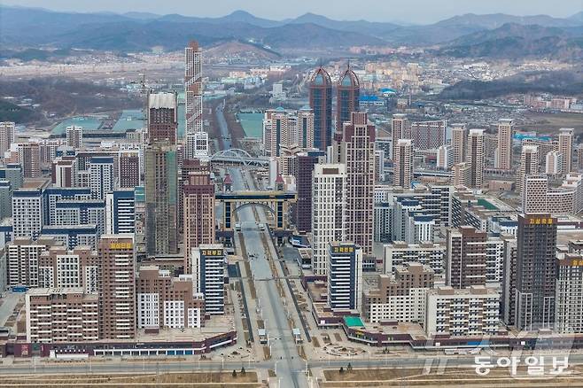 북한이 지난달 준공식을 진행한 화성지구 3단계 거리 전경. 1만 세대의 아파트가 건설됐다. 동아일보 DB