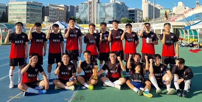 조영훈 과장(앞줄 왼쪽에서 네 번째)이 뉴고려병원 축구팀 멤버들과 포즈를 취했다. 조영훈 과장 제공.