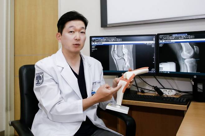 이상학 강동경희대병원 정형외과 교수가 무릎질환에 대해 설명하고 있다. 강동경희대병원 제공.