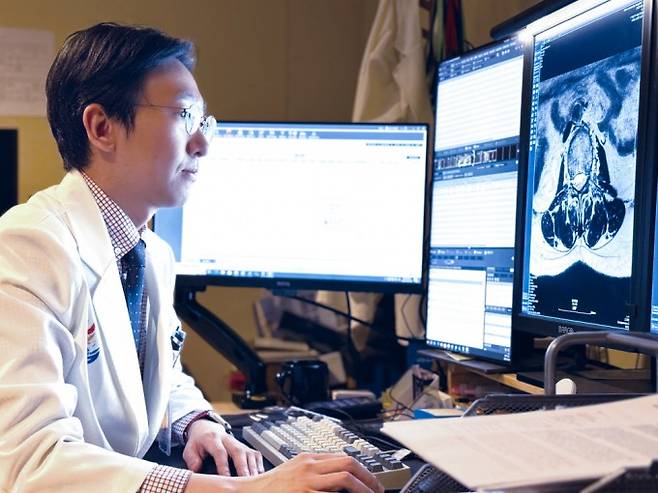 이로운 인하대병원 교수는 1000장이 넘는 엑스레이 영상 자료를 1초만에 판별하는 인공지능(AI) 기반 의료보조기술을 연구 중이다. 이 교수는 "의료AI는 진단 정확성을 높여 환자에게도 긍정적 영향을 준다는 연구가 보고되고 있다"면서 "의정 갈등으로 연구가 중단돼 경쟁력을 잃는 게 뼈아프다"고 밝혔다. 과학동아 제공