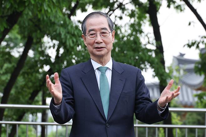 한덕수 무소속 대선 예비후보가 지난 8일 서울 국회 사랑재에 위치한 커피숍에서 회동을 마친 후 백프리핑하고 있다. [공동취재]