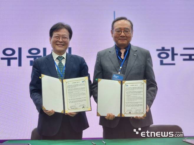 이재홍 한국게임정책학회장(왼쪽)과 서태건 게임물관리위원장이 업무협약을 체결하고 기념촬영했다.