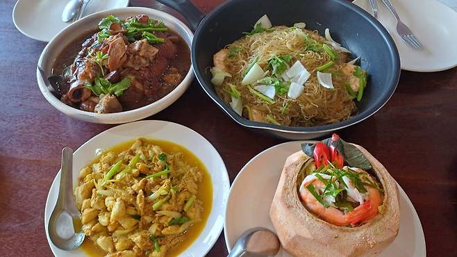 태국 지인의 초대로 대접받은 현지 음식.