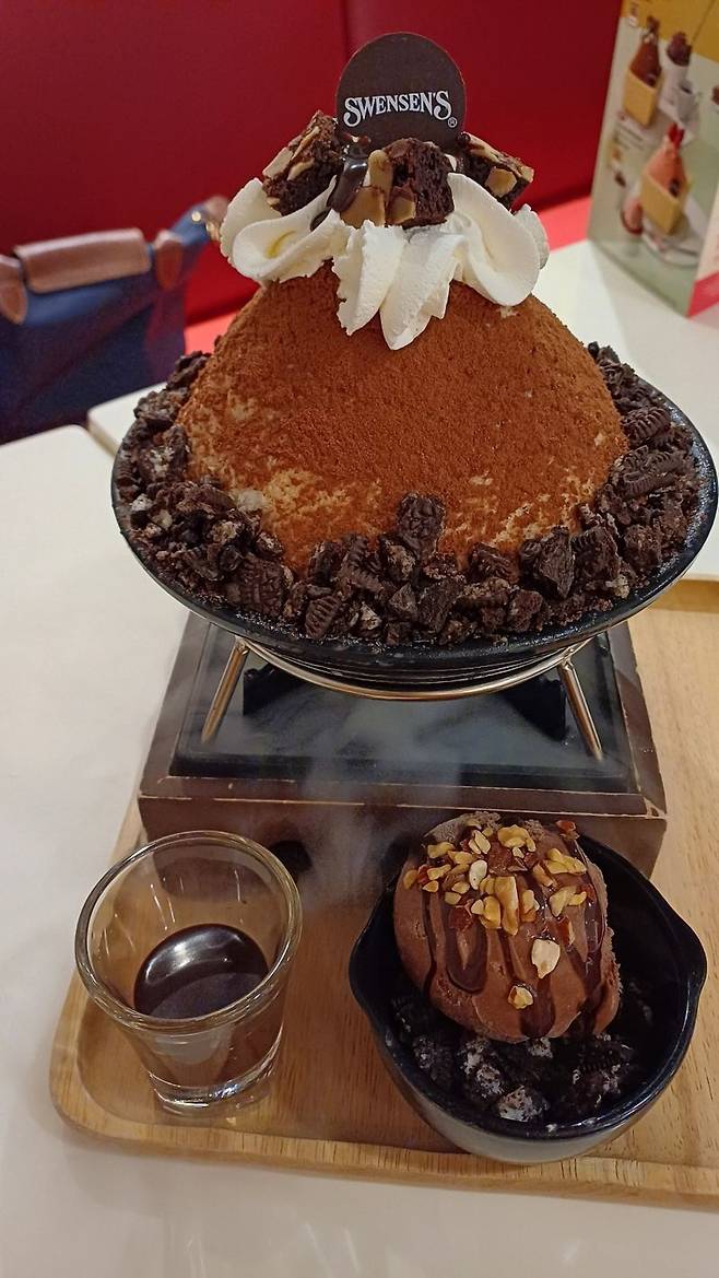 스웬슨 초코 빙수와 아이스크림.