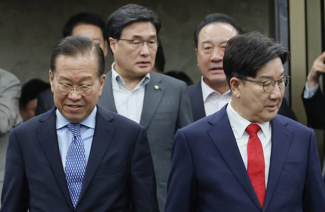 권영세 국민의힘 비상대책위원장과 권성동 원내대표가 8일 서울 여의도 국회에서 열린 의원총회에 참석하고 있다. 연합뉴스