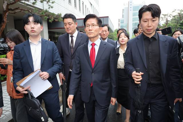 김문수 국민의힘 대통령 후보가 10일 서울 양천구 서울남부지방법원에서 열린 당의 후보 선출 취소 가처분신청 사건 심문 기일에 출석한 뒤 법정을 나서고 있다. 연합뉴스