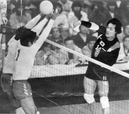 국가대표 시절 강만수(오른쪽)가 강스파이크를 때리고 있다. 한국일보 자료사진