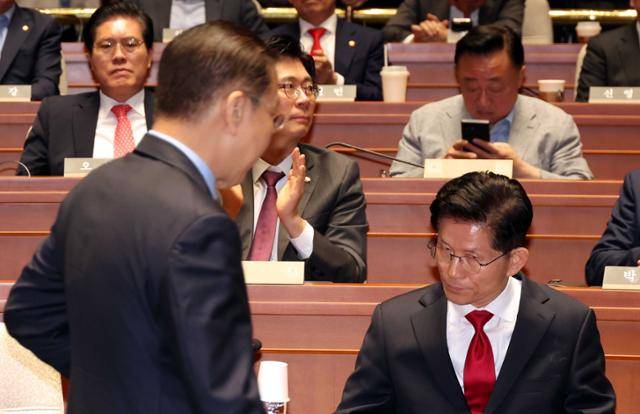 김문수 국민의힘 대선후보가 9일 서울 여의도 국회에서 열린 의원총회에서 발언을 마치고 떠나는 권영세 비대위원장을 바라보고 있다. 뉴시스