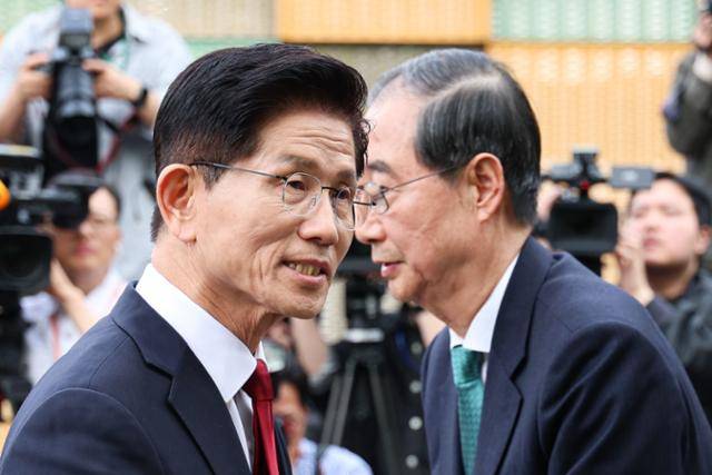 김문수 국민의힘 대선 후보와 한덕수 무소속 대선 예비후보가 8일 서울 여의도 국회 내 카페에서 단일화 관련 회동을 마치고 인사하고 있다. 뉴스1