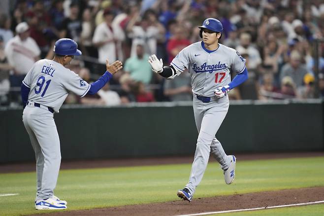 <yonhap photo-5198="">오타니가 9일(한국시간) 애리조나전 9회 솔로 홈런을 터뜨리고 베이스를 돌고 있다. AP=연합뉴스</yonhap>