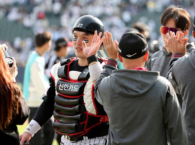 2025 KB0리그 프로야구 두산베어스와 LG트윈스의 경기가 6일 오후 서울 잠실야구장에서 열렸다. 5-1로 승리한 LG 박동원 등 선수들이 경기 후 자축하고 있다. 잠실=김민규 기자 mgkim1@edaily.co.kr /2025.05.06/