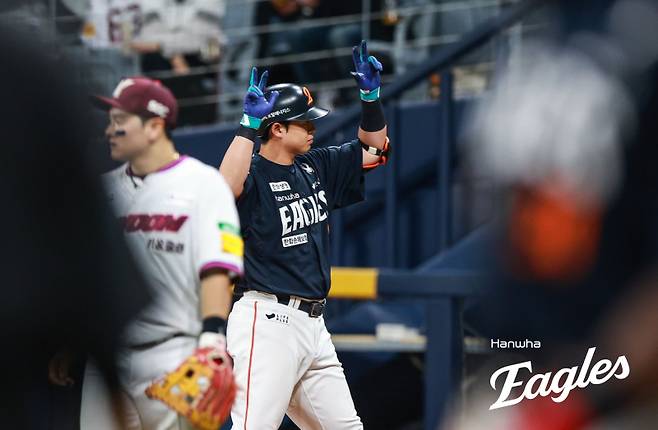 10일 키움 전에서 안타를 치고 기뻐하는 한화 노시환(오른쪽). 사진=한화