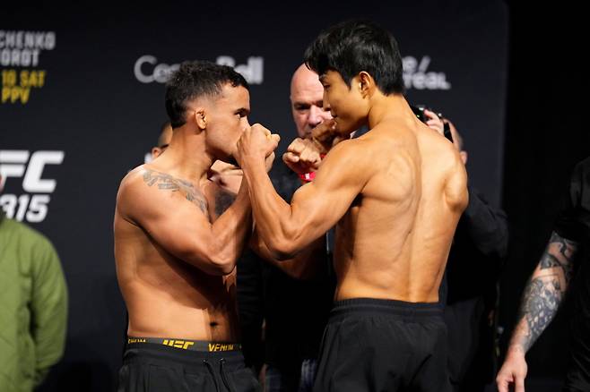 이정영(오른쪽)과 다니엘 산토스 페이스 오프. 사진=UFC