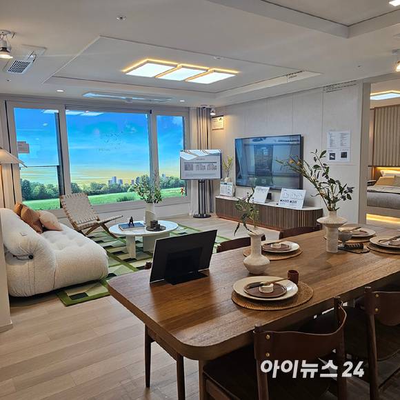 고척 푸르지오 힐스테이트 견본주택 내 전용 84㎡A 내 알파룸 위치에서 바라본 거실 전경 2025.05.09 [사진=이효정 기자 ]