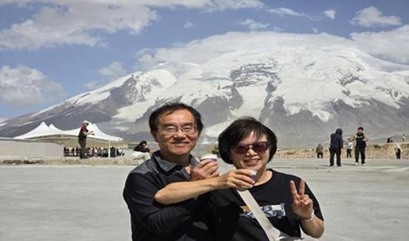 파미르고원 4천미터 전망대 앞. [사진=윤영선]