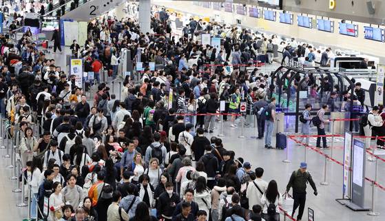 지난 1일 부산 강서구 김해국제공항 국제선 출국장에서 해외여행을 떠나는 여행객들이 길게 줄을 선 채 출국수속을 거치고 있다. 뉴시스