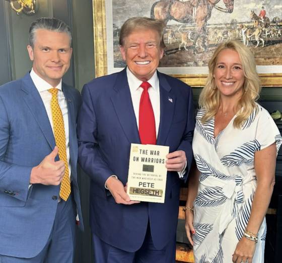 지난해 6월 4일(현지시간) 당시 폭스뉴스 앵커였던 피트 헤그세스와 그의 부인 제니퍼 라우셰가 도널드 트럼프 대통령 후보와 함께 사진 촬영하고 있다. 사진 인스타그램