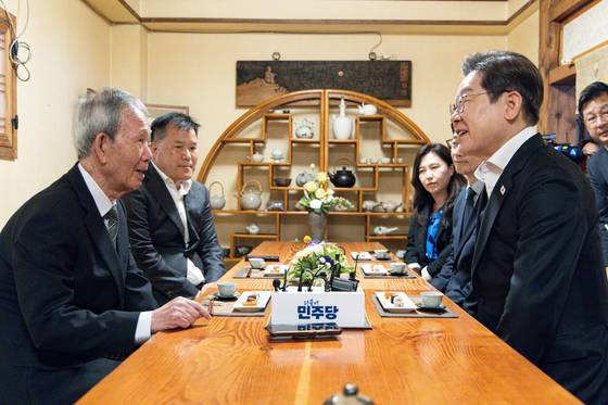 경청투어에 나선 이재명 더불어민주당 대통령 후보가 10일 오후 경남 진주시에 위치한 찻집에서 김장하 전 남성문화재단 이사장과 차담을 갖고 있다. 뉴스1