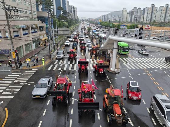 10일 오후 1시쯤 전국농민회총연맹 전봉준투쟁단의 트랙터 상경 시위대가 서울 금천구 방향으로 향하고 있다. 김성진 기자