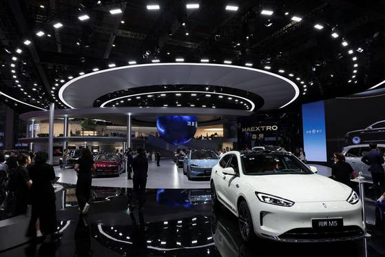 화웨이의 최첨단 기술을 장착한 중국 전기차들이 무섭게 진격하고 있다. 지난 달 중국 상하이 국가전시컨벤션센터에서 열린 ‘상하이 모터쇼’에서 화웨이는 자동차 스마트 기술을 선도하고 있음을 여실히 보여줬다. 사진은 화웨이 전시장 모습. 한우덕 기자