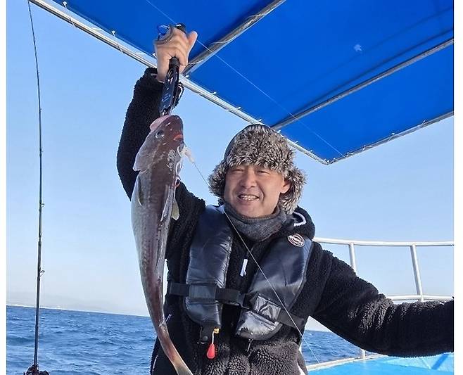 ▲ 최북단 고성 연안에서 갓 잡아올린 대구를 들어보이고 있다.