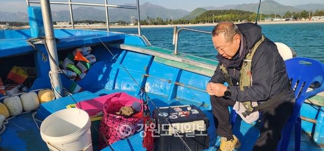 ▲ 강태공이 최북단 고성 죽왕면 문암1리 항구에서 출조에 앞서 대구 낚시 채비를 하고 있다.
