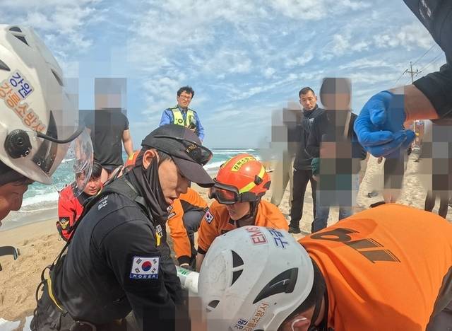 ▲ 지난달 30일 강릉 사천진 해변에서 익수자 구조 후 심폐 소생술 하는 강릉해경과 강릉소방서 119구급대 모습. 강릉해양경찰서 제공