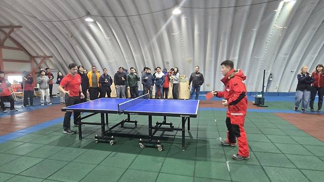 ▲칠레와 친선 탁구 - 칠레 해군기지 대장(좌)과 세종기지 대장(우)