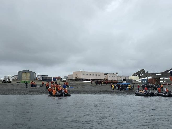▲3. 러시아 벨링스하우젠 기지 앞 해변-이곳에서 고무보트에 탑승한다