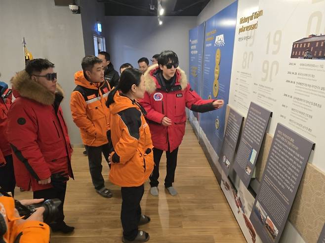 ▲세종기지를 방문한 중국 정부 VIP-이제는 세종기지가 장성기지 시설보다 우수해 자주 견학을 온다