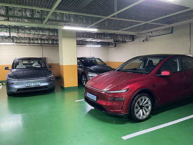 테슬라가 올해 초 한정판으로 내놓은 ‘런치(Launch) 시리즈’. 글래셔블루(왼쪽부터), 퀵실버, 울트라레드 색상의 차량이 한 자리에 있다. /백수전 기자