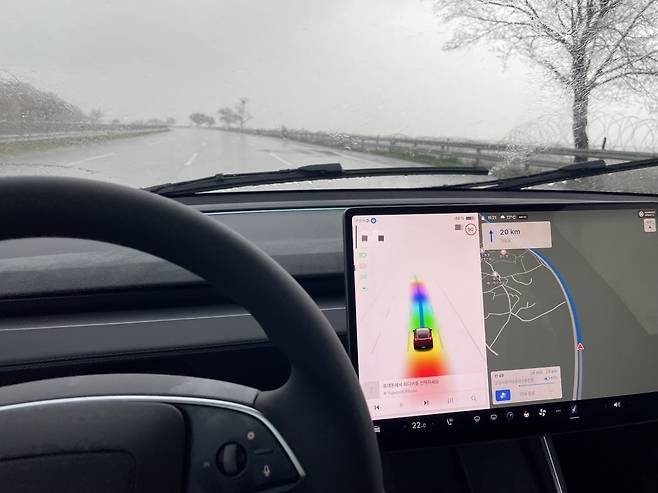 목적지를 향해 스스로 운전하는 '내비게이트 온 오토파일럿(NOA)' 모드로 자유로를 달리는 모델Y 주니퍼. 오토파일럿은 빗길에서도 안정적인 편이지만, 폭우 같은 악천후에선 NOA가 꺼지곤 했다. NOA는 FSD나 향상된 오토파일럿(EAP) 등 유료 옵션에서만 사용할 수 있다. /백수전 기자