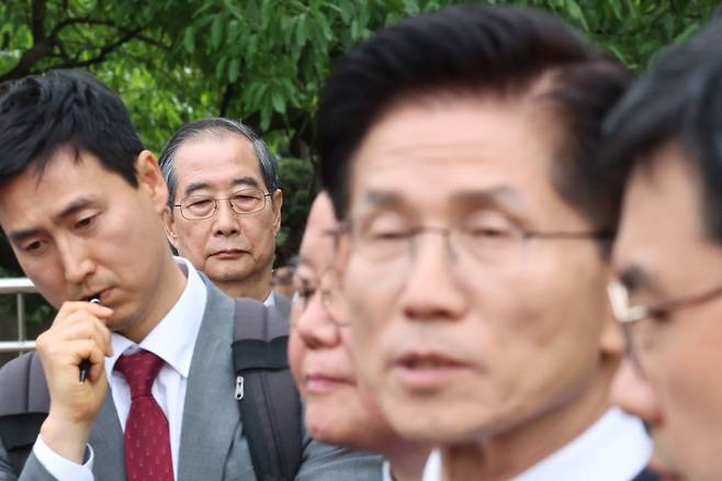 한덕수 무소속 대통령 예비후보가 지난 8일 서울 여의도 국회 내 카페에서 단일화 관련 회동을 마친 뒤 김문수 국민의힘 대통령 후보의 브리핑을 경청하고 있다. /사진=뉴스1