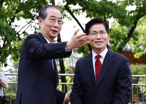 국민의힘 김문수 대선후보와 한덕수 대선 예비후보가 8일 서울 국회 사랑재에 위치한 커피숍에서 만나 회동하고 있다. 연합뉴스