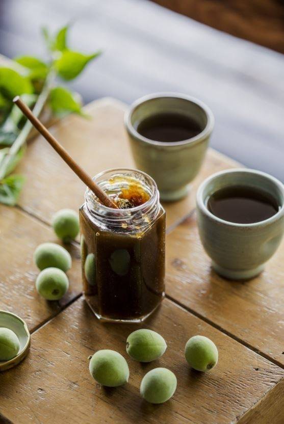 Maesil cheong, syrup made by fermenting Korean green plums (Korean Food Promotion Institute)