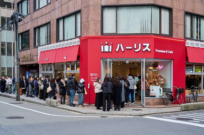 A line forms in front of a Hollys branch in Osaka, Japan, which opened last March. [KG F&F]