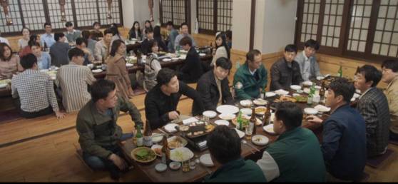 A scene from SBS drama series "Stove League" (2019-20) depicting a hoesik culture in Korea [SBS]