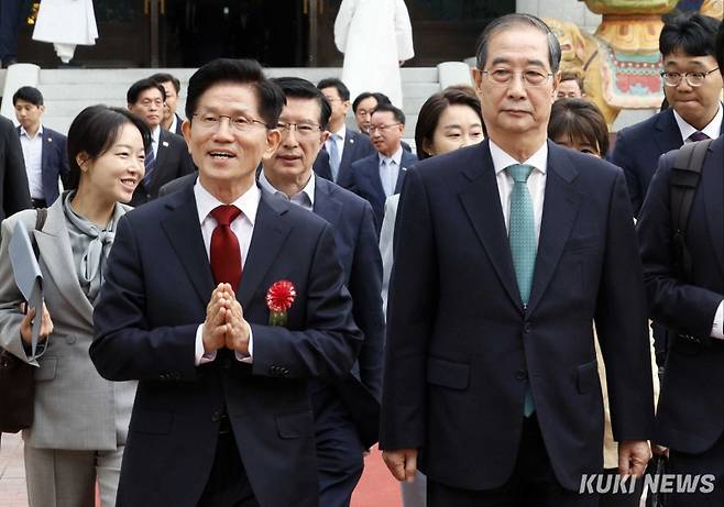 대권주자 자격이 박탈된 김문수 국민의힘 후보(왼쪽)와 국민의힘에 입당한 한덕수 전 대통령 권한대행. 곽경근 대기자&nbsp;