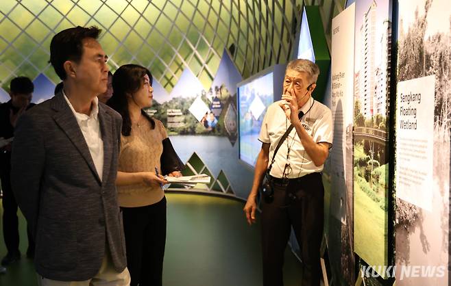 김태흠 충남지사가 10일 귀국 직전 &nbsp;싱가포르 최대 댐인 마리나 배리지를 방문, 심각한 물 부족 국가인 싱가포르의 물 관리 노하우를 살피고 있다. 충남도 제공