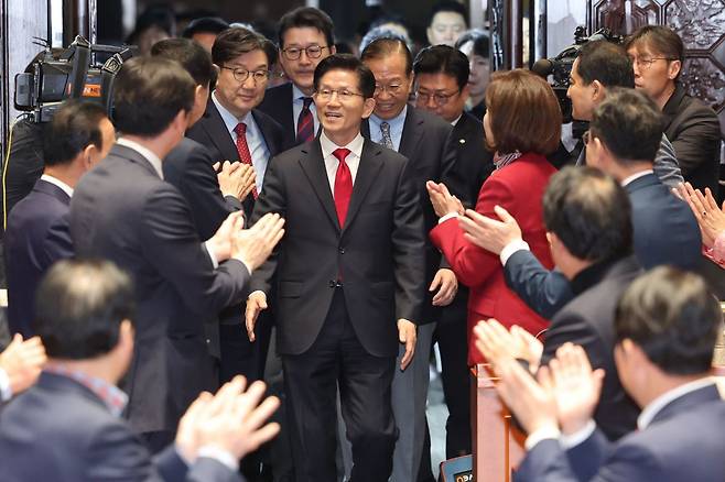 김문수 국민의힘 대선 후보가 9일 서울 여의도 국회에서 열린 의원총회에 입장하고 있다. 연합뉴스