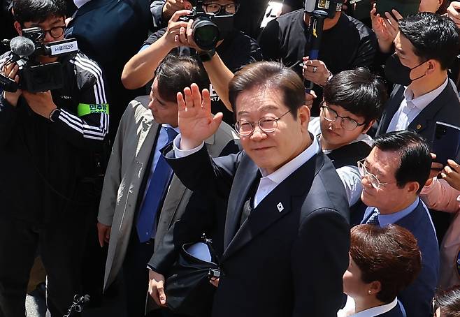 영남 신라벨트 골목골목 경청투어에 나선 이재명 더불어민주당 대선 후보가 10일 경남 창녕군 창녕공설시장을 찾아 지지자들을 향해 손을 흔들며 인사하고 있다. 연합뉴스