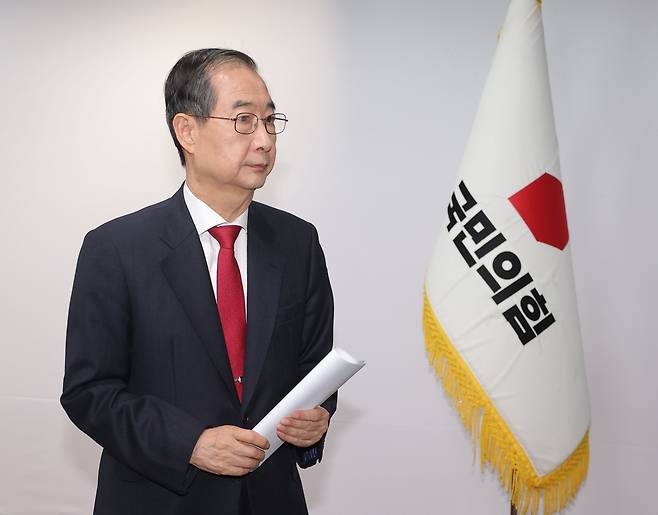 한덕수 대선 예비후보가 10일 서울 여의도 국민의힘 중앙당사에서 긴급 기자회견을 마친 뒤 이동하고 있다. 연합뉴스