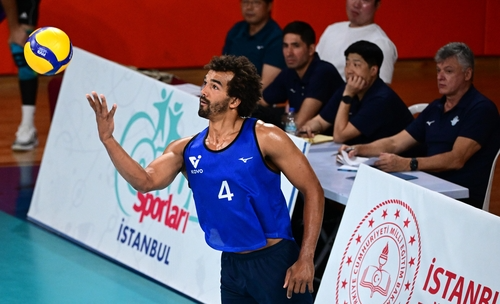 트라이아웃서 서브 준비하는 아히. 사진[연합뉴스]