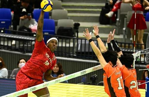 스파이크하는 한국전력 소속의 엘리안(왼쪽). 사진[연합뉴스]