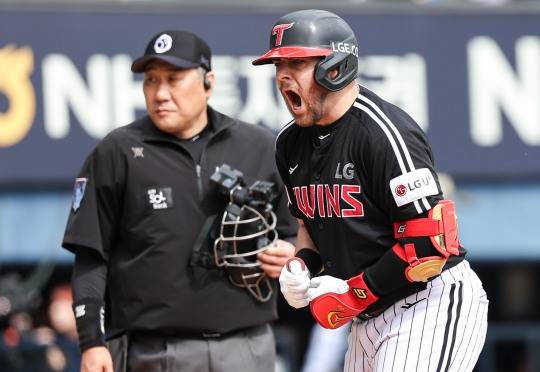 1위 수성을 위한 3점 홈런 친 LG 오스틴 포효. 사진[연합뉴스]