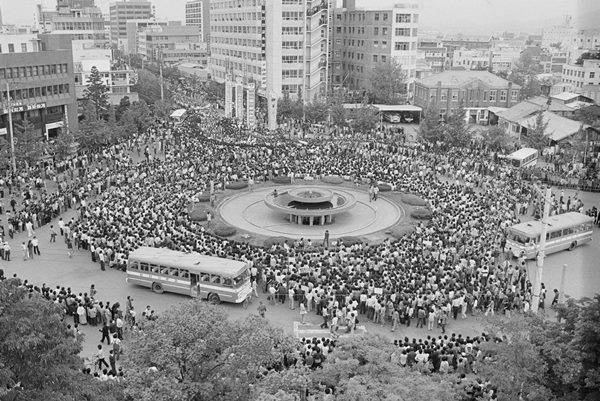 ▲1980년 5월 5·18 분수 앞에 모인 광주 시민들. 촬영자=나경택, 사진=5·18기념재단