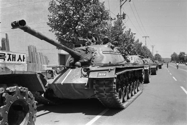 ▲1980년 광주 민주화운동 당시 계엄군 탱크 모습. 촬영자=나경택, 사진=5·18기념재단